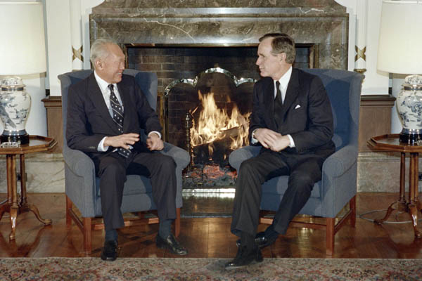 内阁资政李光耀与时任美国总统乔治·赫伯特·沃克·布什(老布什)